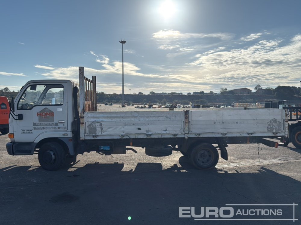 1999 Nissan Cabstar - Camião de caixa aberta/ Plataforma: foto 2 1999 Nissan Cabstar - Camião de caixa aberta/ Plataforma: foto 2