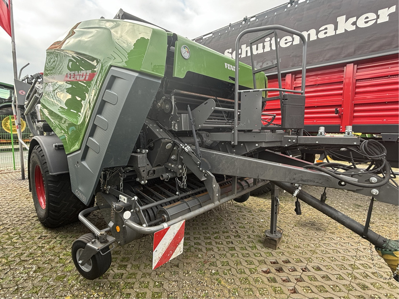 Fendt Rotana 160 V Combi - Máquina para produção de feno: foto 1 Fendt Rotana 160 V Combi - Máquina para produção de feno: foto 1
