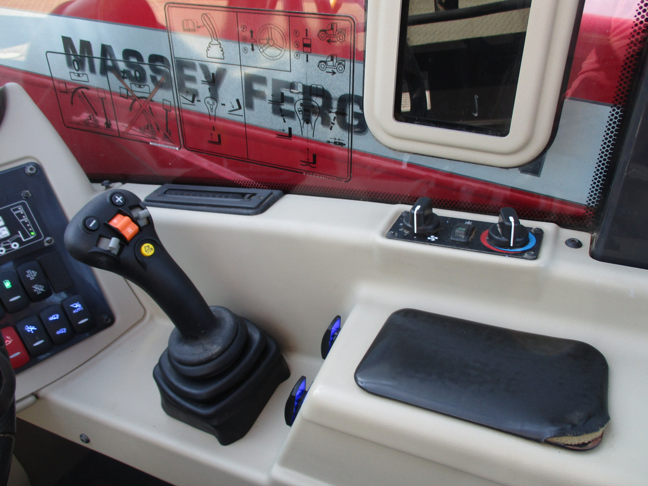 Massey Ferguson TH 7038 T4f - Pá carregadora: foto 5 Massey Ferguson TH 7038 T4f - Pá carregadora: foto 5