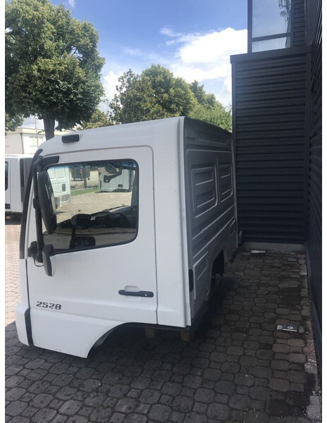 Mercedes-Benz AXOR EURO 4 EURO 5 - Cabine e interior para Camião: foto 5 Mercedes-Benz AXOR EURO 4 EURO 5 - Cabine e interior para Camião: foto 5