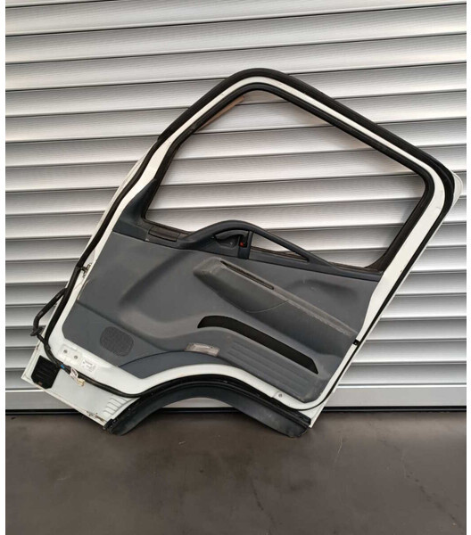 Mitsubishi Fuso "C" comfort cab (LARGE) - Porta e peças para Camião: foto 4 Mitsubishi Fuso "C" comfort cab (LARGE) - Porta e peças para Camião: foto 4