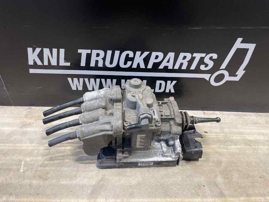 MAN FOOT BREAKE VALVE 81.52130-6305 - Válvula de freio para Camião: foto 1 MAN FOOT BREAKE VALVE 81.52130-6305 - Válvula de freio para Camião: foto 1