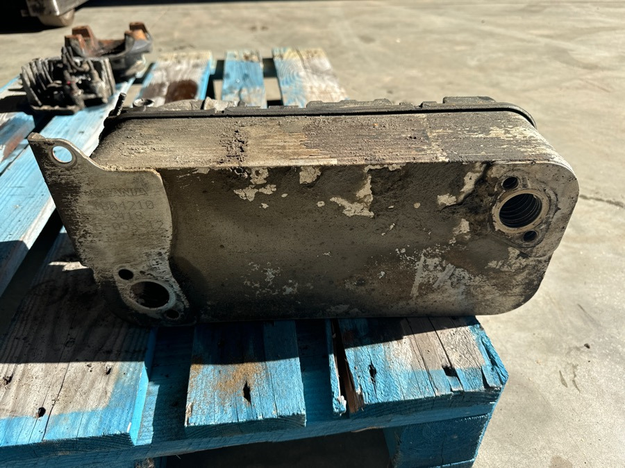 SCANIA OIL COOLER 1804210 - Caixas de velocidade e peças para Camião: foto 2 SCANIA OIL COOLER 1804210 - Caixas de velocidade e peças para Camião: foto 2
