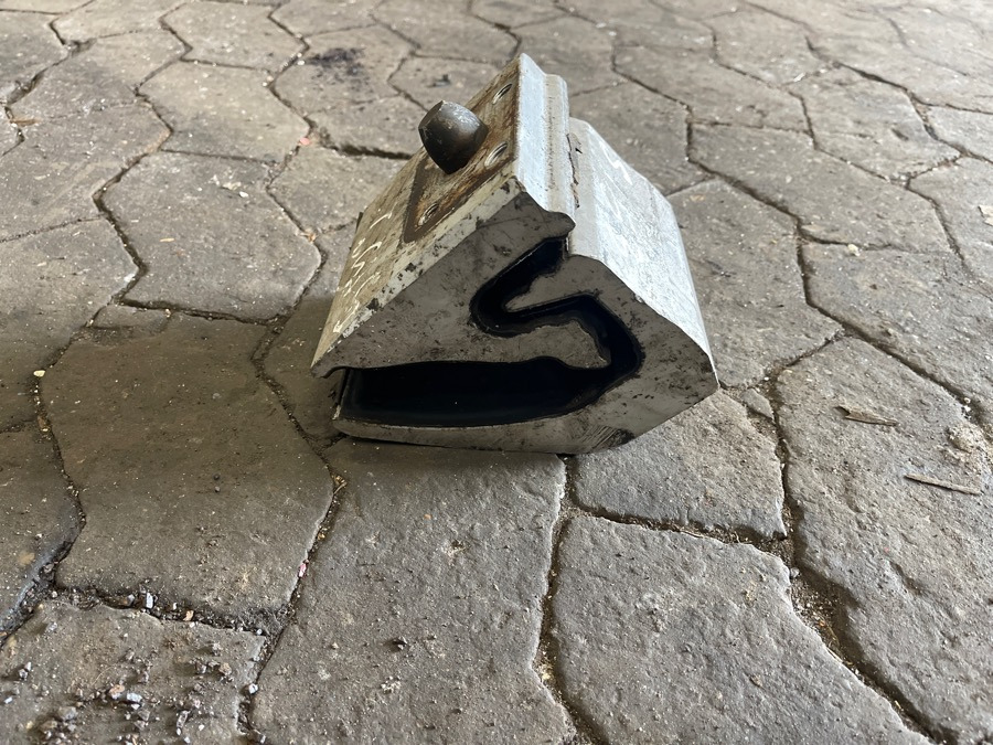 SCANIA VIBRATION DAMPER, ENGINE SUSPENSION - Suspensão para Camião: foto 1 SCANIA VIBRATION DAMPER, ENGINE SUSPENSION - Suspensão para Camião: foto 1