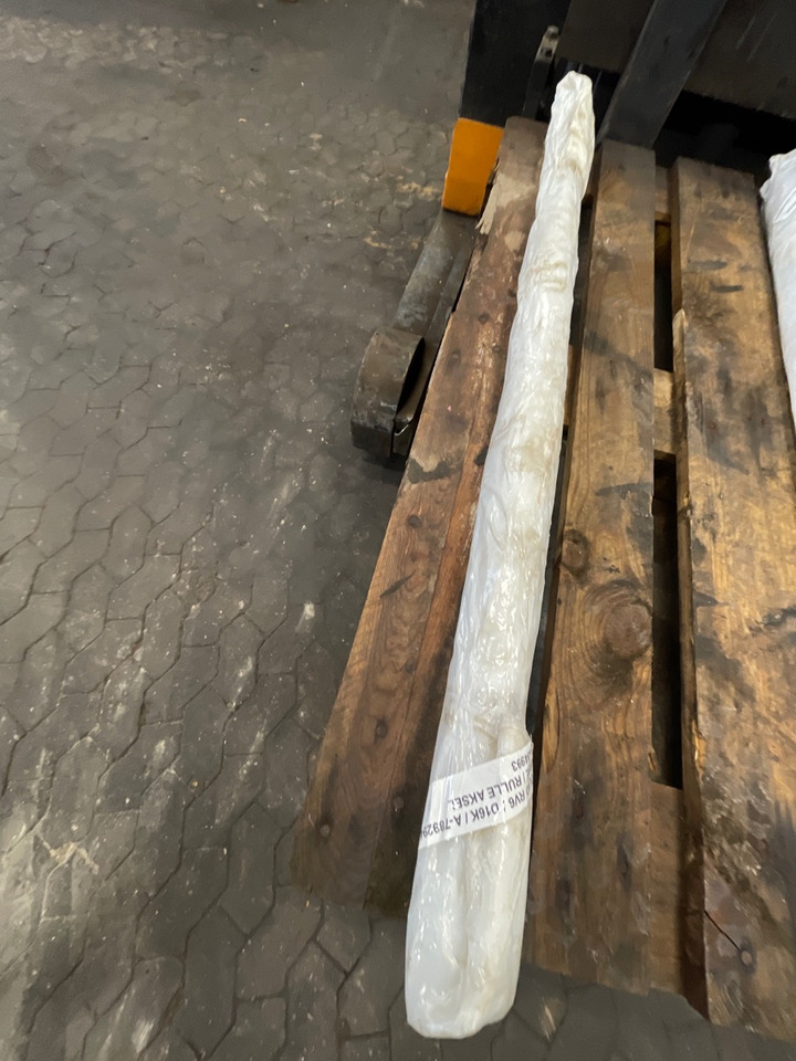 VOLVO D16K ROLLER AXLE 21534993 - Motor e peças para Camião: foto 1 VOLVO D16K ROLLER AXLE 21534993 - Motor e peças para Camião: foto 1