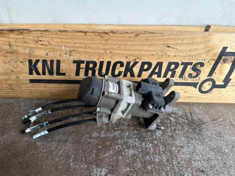 VOLVO FOOT BRAKE VALVE 21390592 - Válvula de freio para Camião: foto 1 VOLVO FOOT BRAKE VALVE 21390592 - Válvula de freio para Camião: foto 1