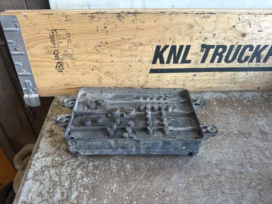 VOLVO FUSE BOX 23098516 - Sistema elétrico para Camião: foto 2 VOLVO FUSE BOX 23098516 - Sistema elétrico para Camião: foto 2