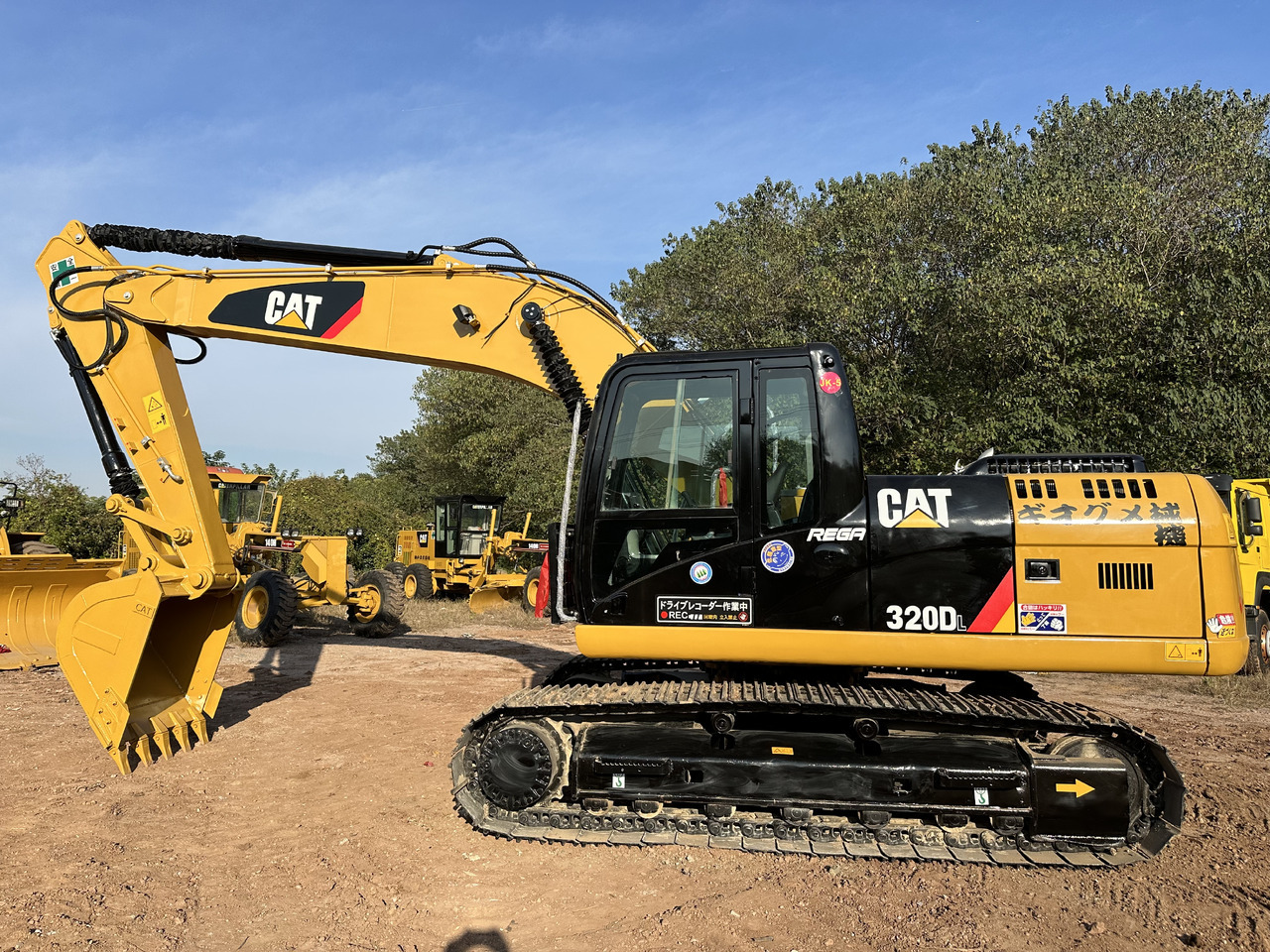 CATERPILLAR 320DL - Escavadora de rastos: foto 1 CATERPILLAR 320DL - Escavadora de rastos: foto 1