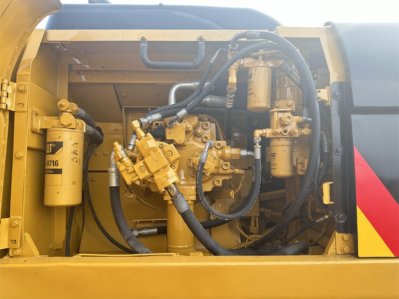 Escavadora de rastos CATERPILLAR 330D: foto 8