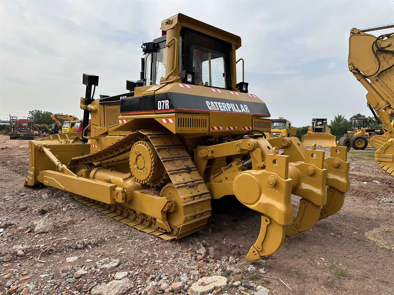 CATERPILLAR D7R - Buldôzer: foto 1 CATERPILLAR D7R - Buldôzer: foto 1