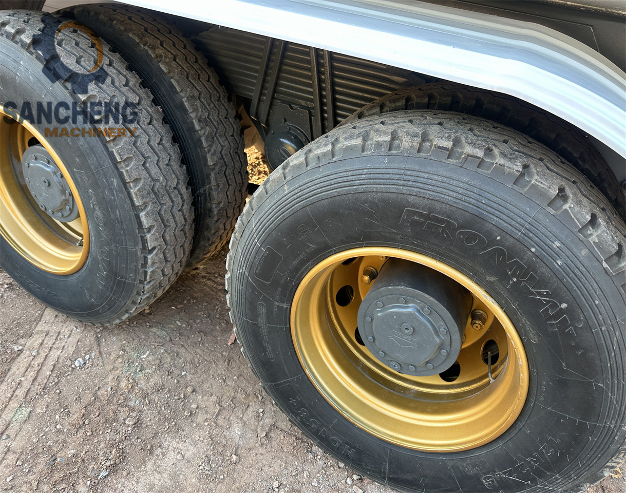 SINOTRUK HOWO 371 6x4 Water Tanker Truck - Camião cisterna: foto 5 SINOTRUK HOWO 371 6x4 Water Tanker Truck - Camião cisterna: foto 5