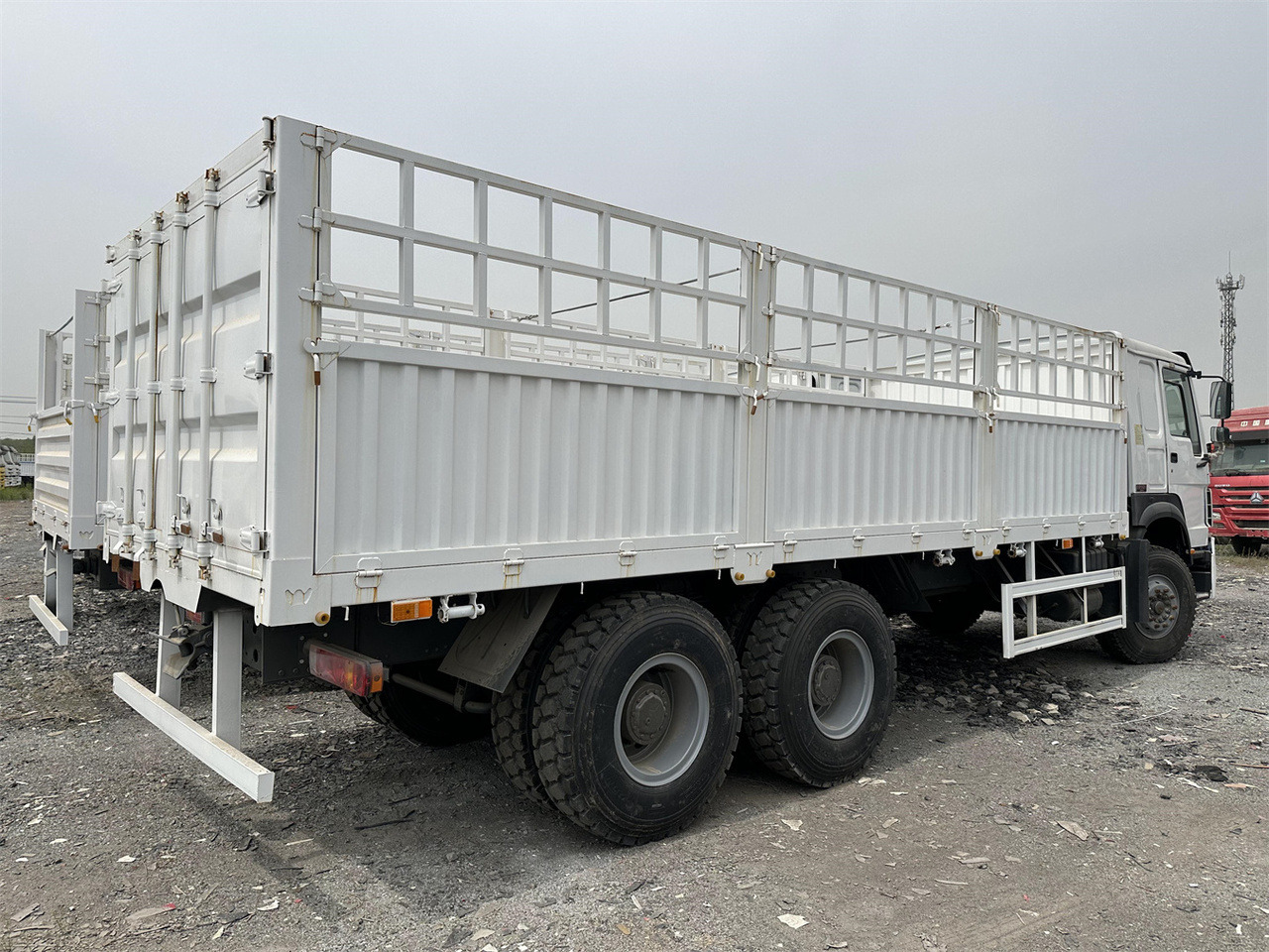 SINOTRUK HOWO 371 Cargo truck - Camião transporte de gado: foto 4 SINOTRUK HOWO 371 Cargo truck - Camião transporte de gado: foto 4