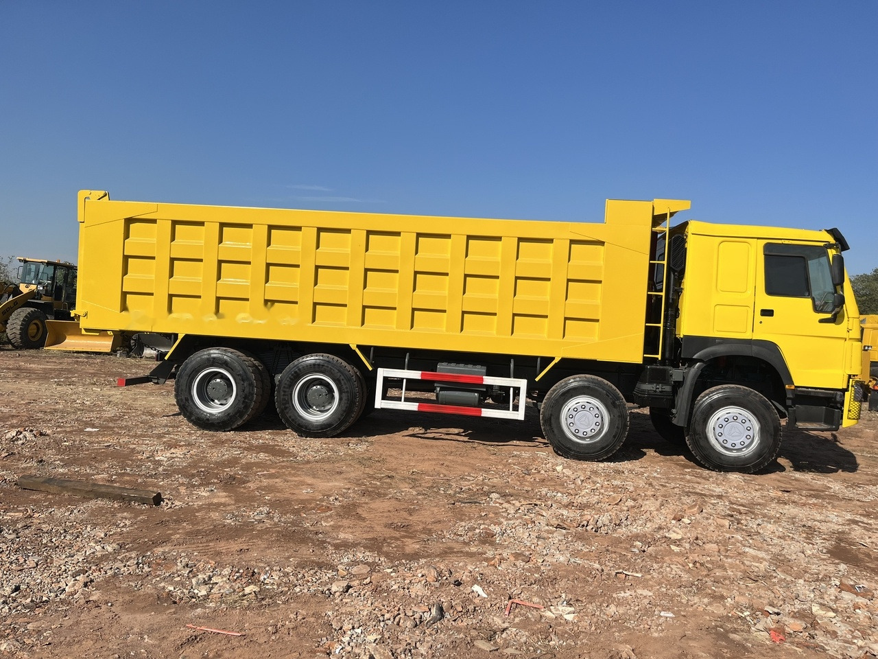 SINOTRUK HOWO 371 Dump Truck 8x4 - Camião basculante: foto 2 SINOTRUK HOWO 371 Dump Truck 8x4 - Camião basculante: foto 2