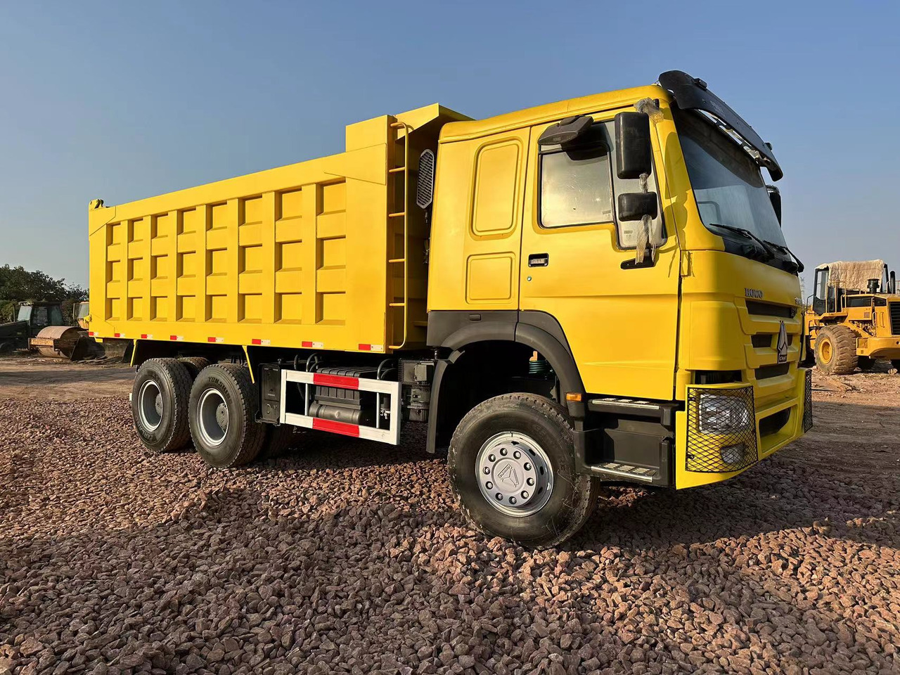 SINOTRUK HOWO 371 Dump Truck - Camião basculante: foto 4 SINOTRUK HOWO 371 Dump Truck - Camião basculante: foto 4