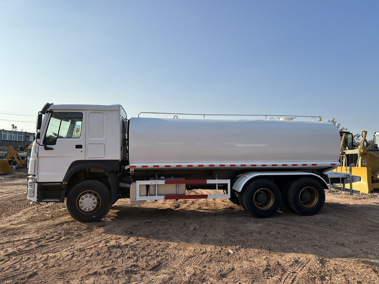 SINOTRUK HOWO 371 Water Tanker Truck - Camião cisterna: foto 5 SINOTRUK HOWO 371 Water Tanker Truck - Camião cisterna: foto 5