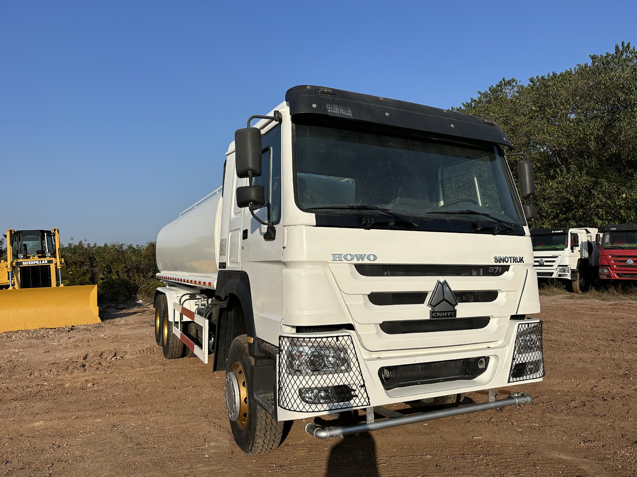 SINOTRUK HOWO 371 Water Tanker Truck - Camião cisterna: foto 1 SINOTRUK HOWO 371 Water Tanker Truck - Camião cisterna: foto 1