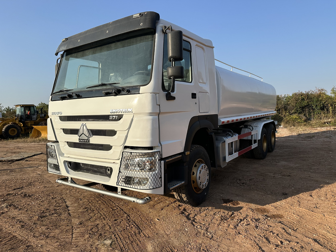 SINOTRUK HOWO 371 Water Tanker Truck - Camião cisterna: foto 2 SINOTRUK HOWO 371 Water Tanker Truck - Camião cisterna: foto 2