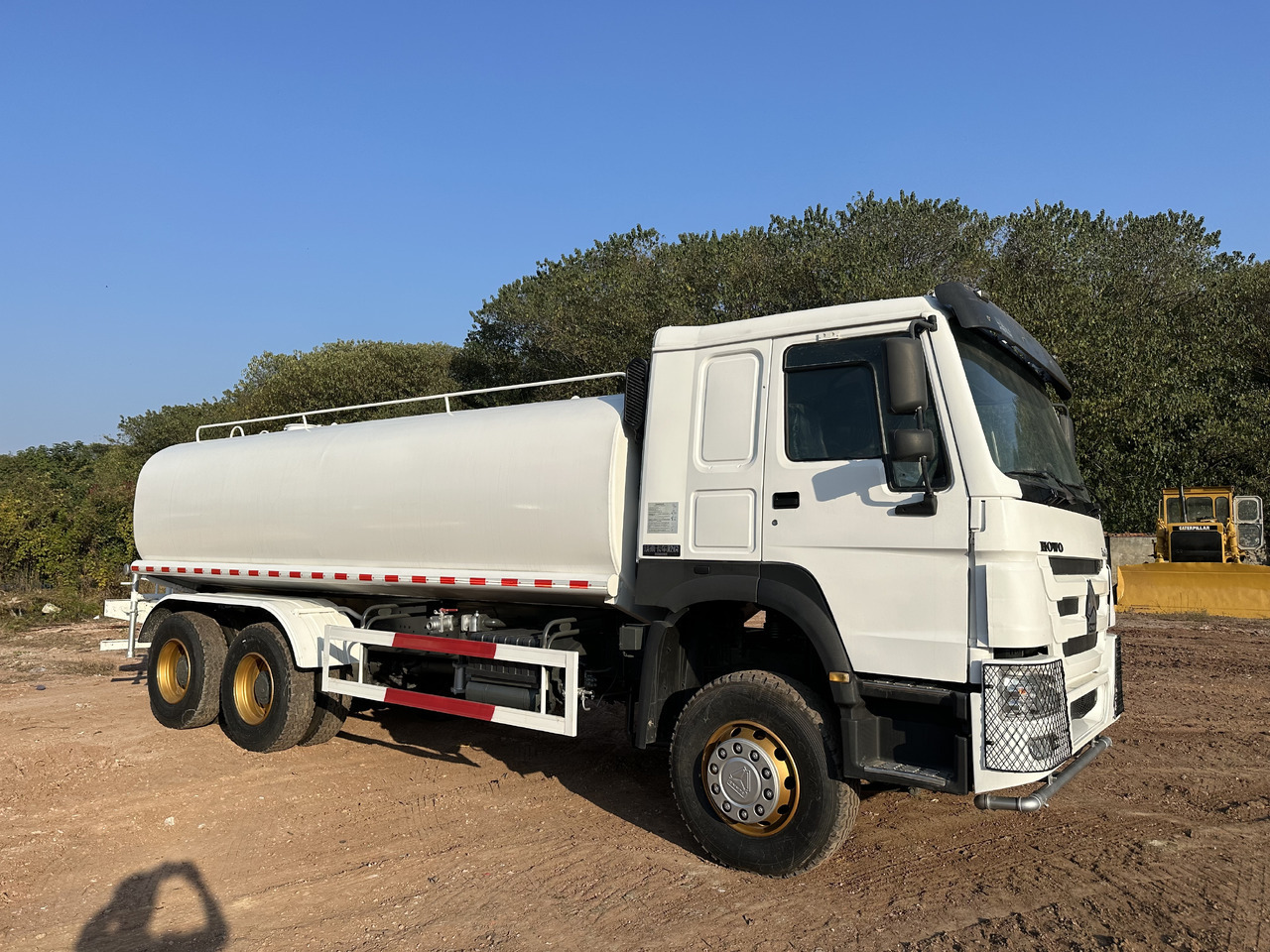 SINOTRUK HOWO 371 Water Tanker Truck - Camião cisterna: foto 3 SINOTRUK HOWO 371 Water Tanker Truck - Camião cisterna: foto 3