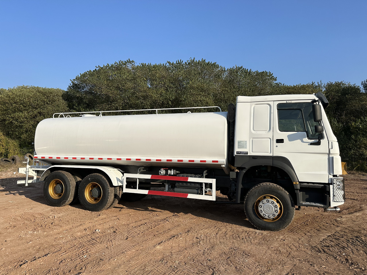 SINOTRUK HOWO 371 Water Tanker Truck - Camião cisterna: foto 3 SINOTRUK HOWO 371 Water Tanker Truck - Camião cisterna: foto 3