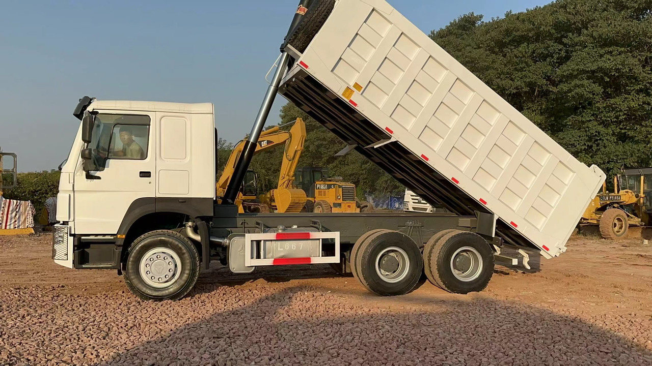 SINOTRUK HOWO 371hp 6x4 - Camião basculante: foto 4 SINOTRUK HOWO 371hp 6x4 - Camião basculante: foto 4
