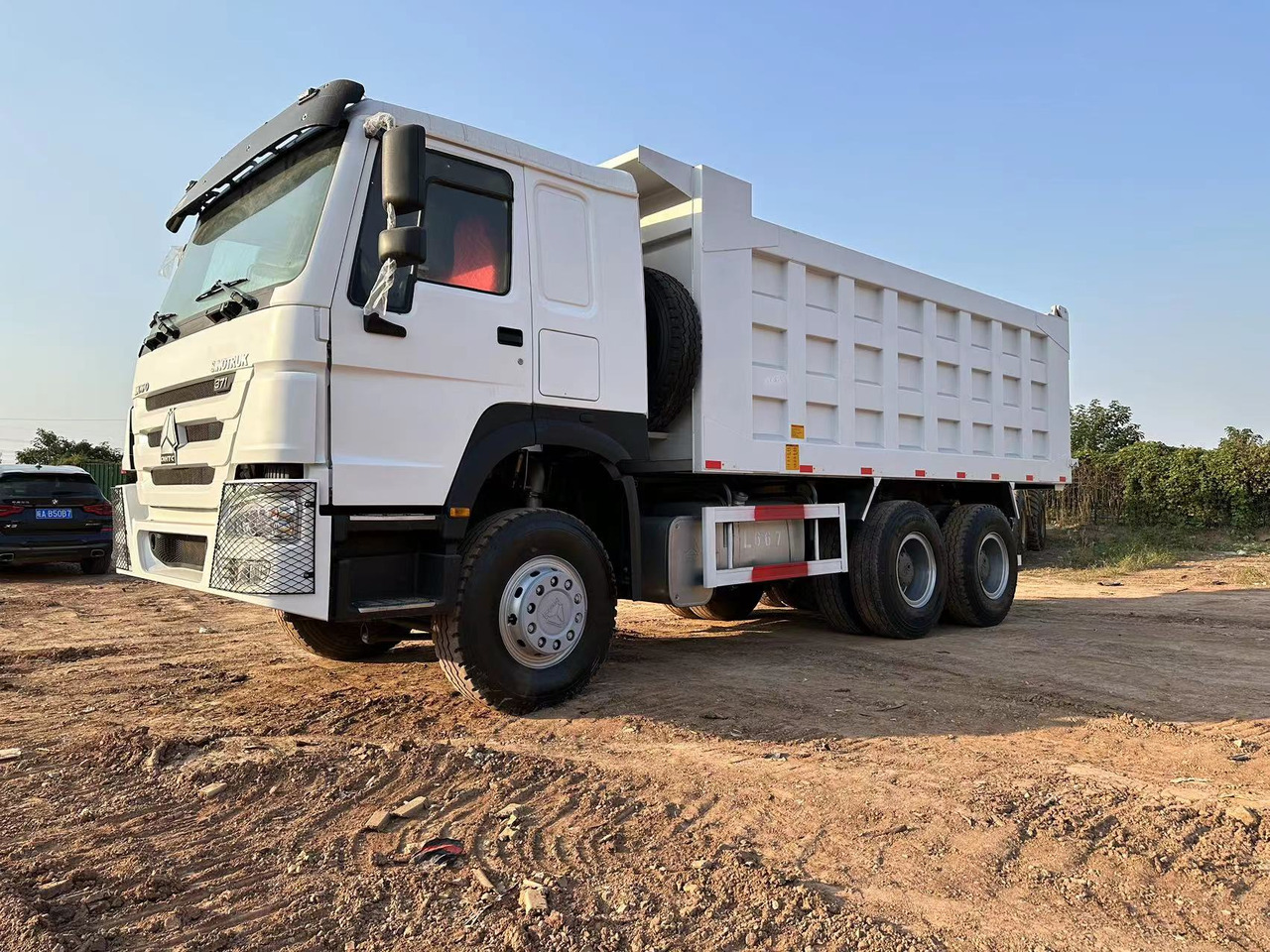 SINOTRUK HOWO 371hp 6x4 - Camião basculante: foto 3 SINOTRUK HOWO 371hp 6x4 - Camião basculante: foto 3