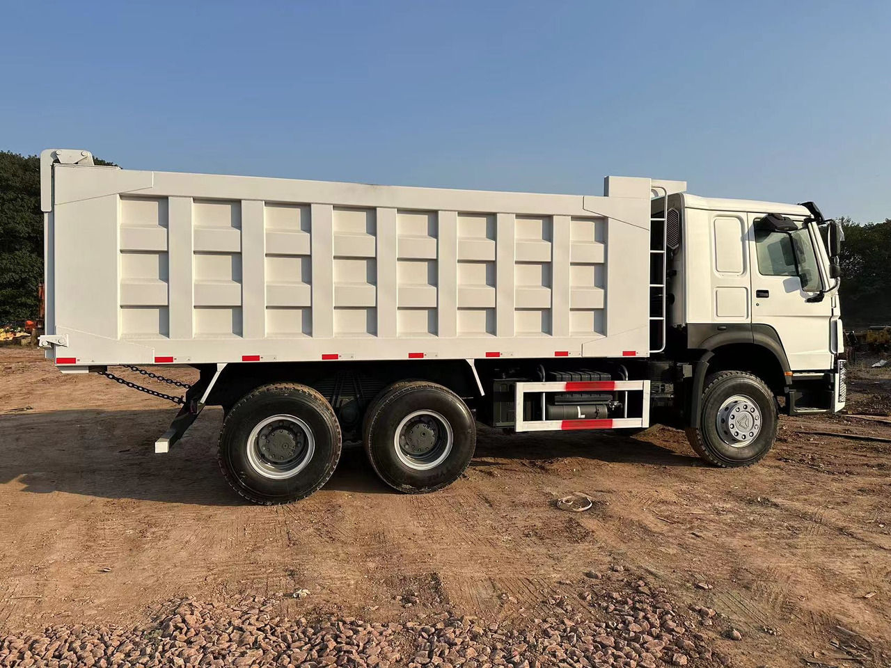 SINOTRUK HOWO 371hp 6x4 - Camião basculante: foto 5 SINOTRUK HOWO 371hp 6x4 - Camião basculante: foto 5