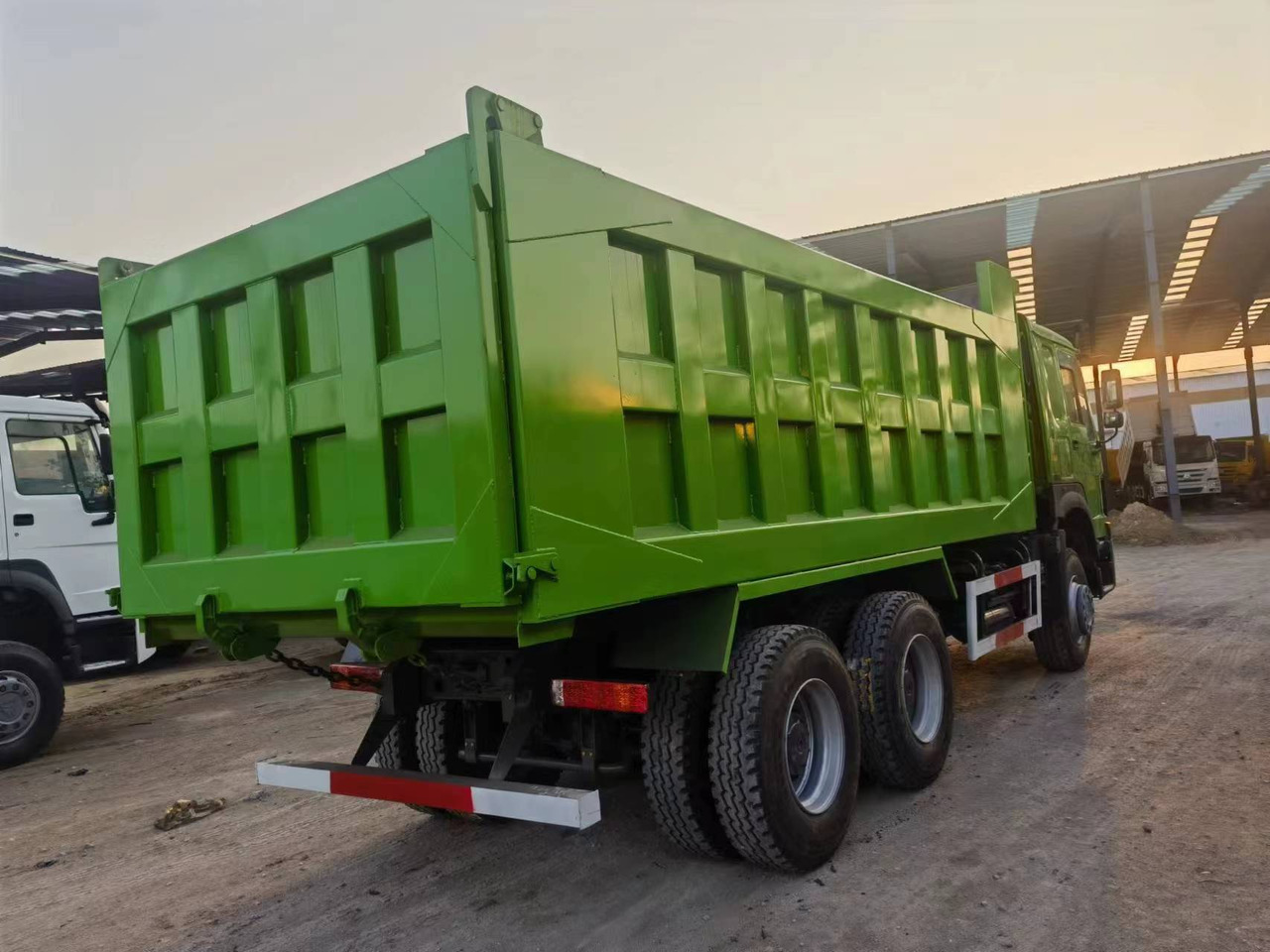 SINOTRUK HOWO 375hp 6X4 - Camião basculante: foto 5 SINOTRUK HOWO 375hp 6X4 - Camião basculante: foto 5