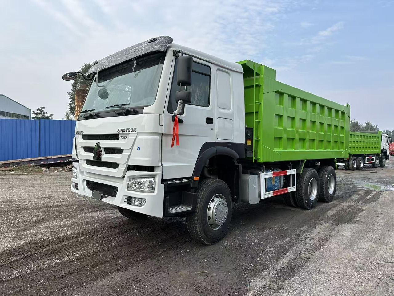 SINOTRUK HOWO 400HP 6X4 Tipper Truck - Camião basculante: foto 1 SINOTRUK HOWO 400HP 6X4 Tipper Truck - Camião basculante: foto 1