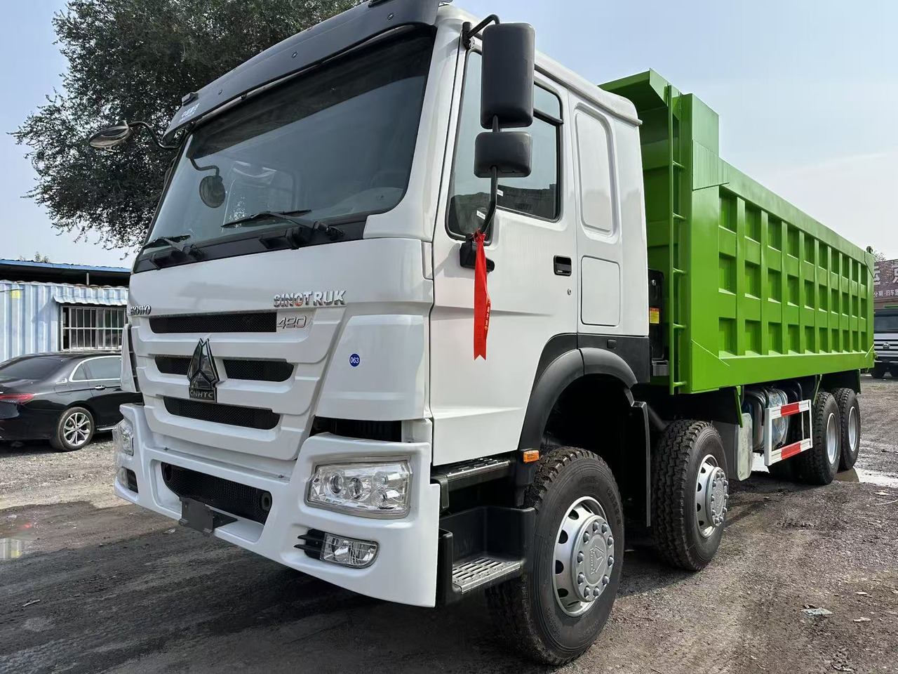 SINOTRUK HOWO 420HP 8X4 Tipper Truck - Camião basculante: foto 2 SINOTRUK HOWO 420HP 8X4 Tipper Truck - Camião basculante: foto 2