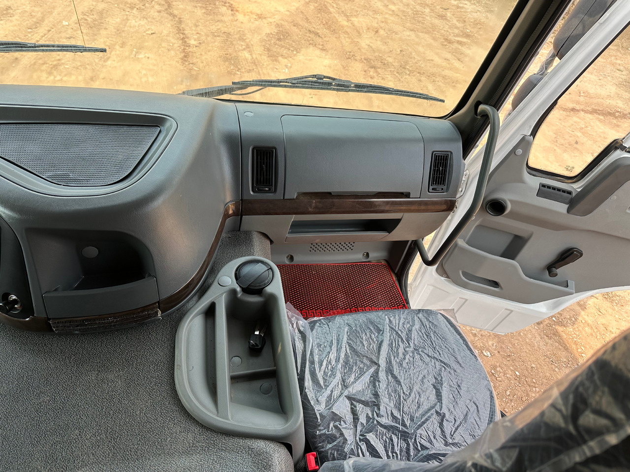 SINOTRUK HOWO Dump truck 371 6x4 - Camião basculante: foto 5 SINOTRUK HOWO Dump truck 371 6x4 - Camião basculante: foto 5