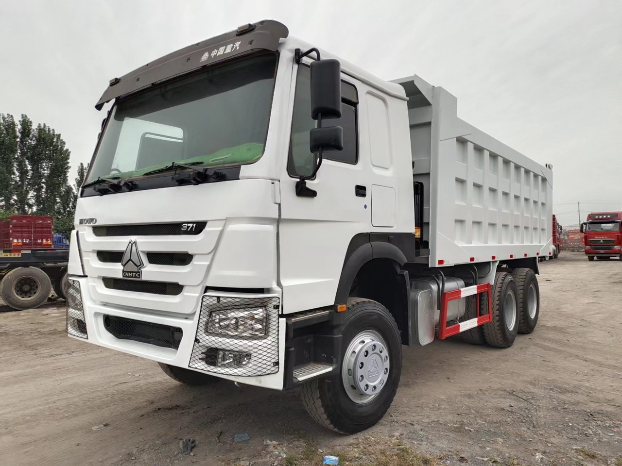 SINOTRUK HOWO Dump truck 371 6x4 - Camião basculante: foto 2 SINOTRUK HOWO Dump truck 371 6x4 - Camião basculante: foto 2