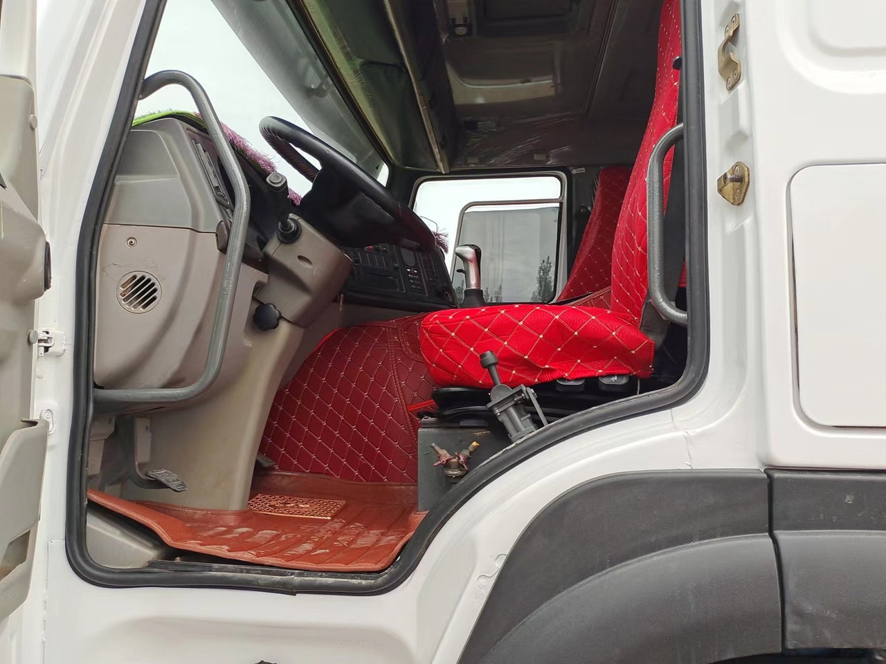 SINOTRUK HOWO Dump truck 371 6x4 - Camião basculante: foto 5 SINOTRUK HOWO Dump truck 371 6x4 - Camião basculante: foto 5