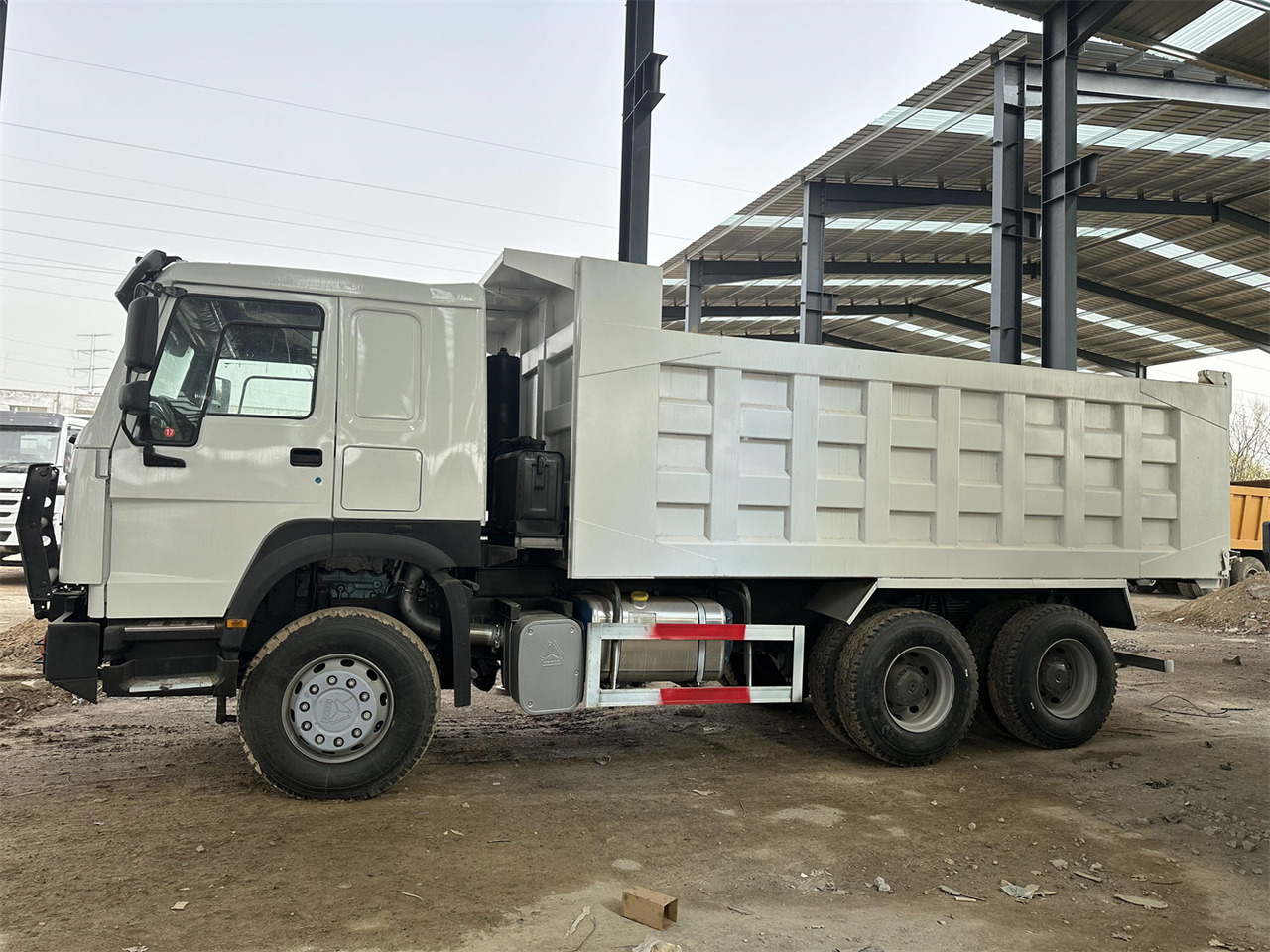 SINOTRUK HOWO Dump truck 371 6x4 - Camião basculante: foto 2 SINOTRUK HOWO Dump truck 371 6x4 - Camião basculante: foto 2