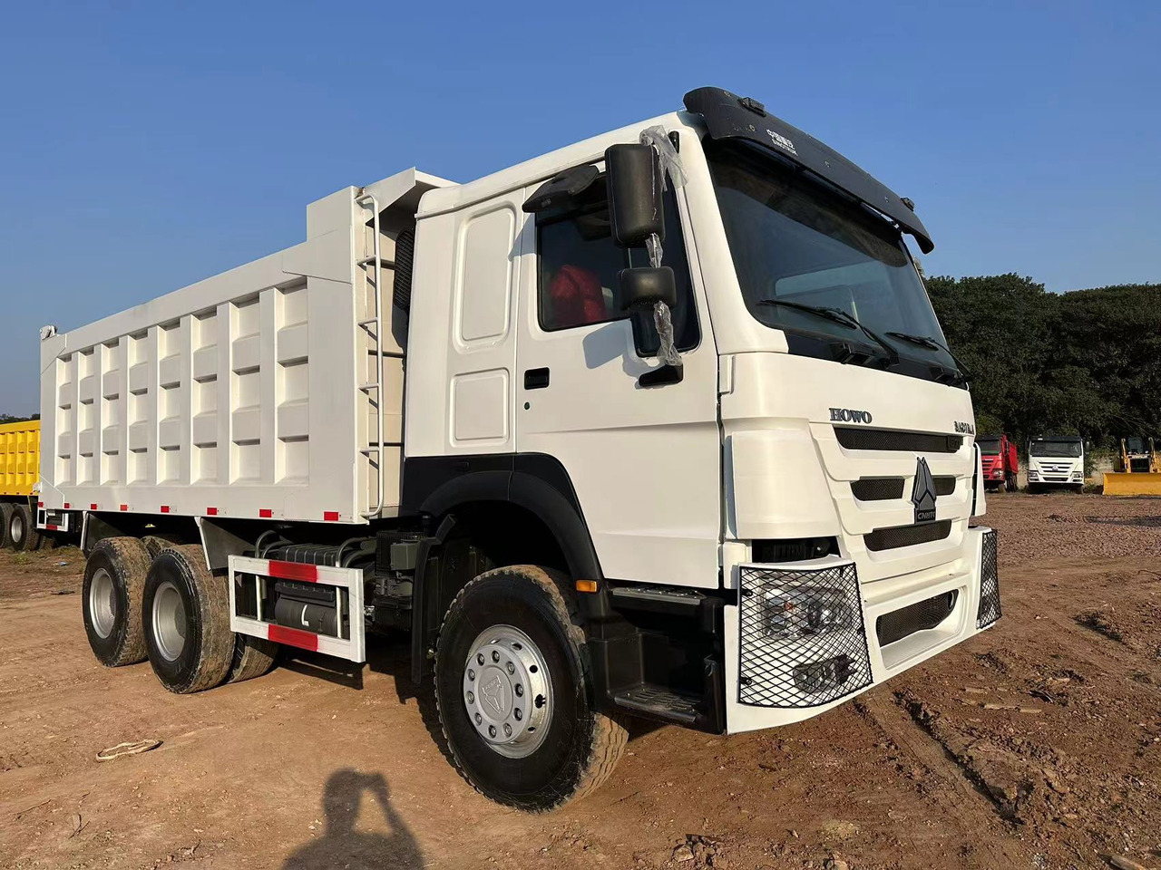 SINOTRUK HOWO HOWO 371 6x4 - Camião basculante: foto 2 SINOTRUK HOWO HOWO 371 6x4 - Camião basculante: foto 2
