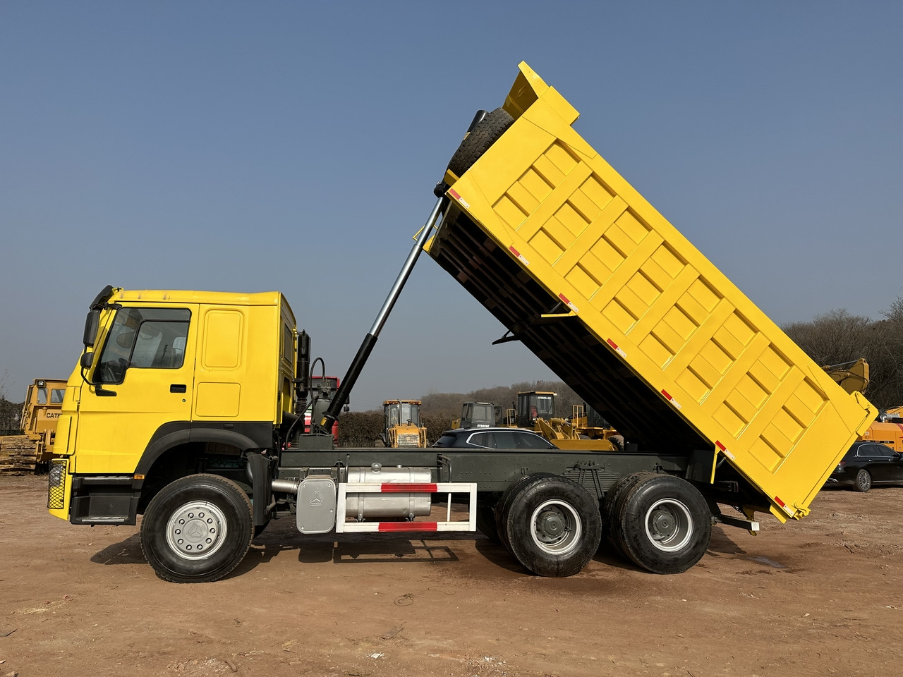 SINOTRUK Howo 6x4 Dump truck 371hp - Camião basculante: foto 5 SINOTRUK Howo 6x4 Dump truck 371hp - Camião basculante: foto 5