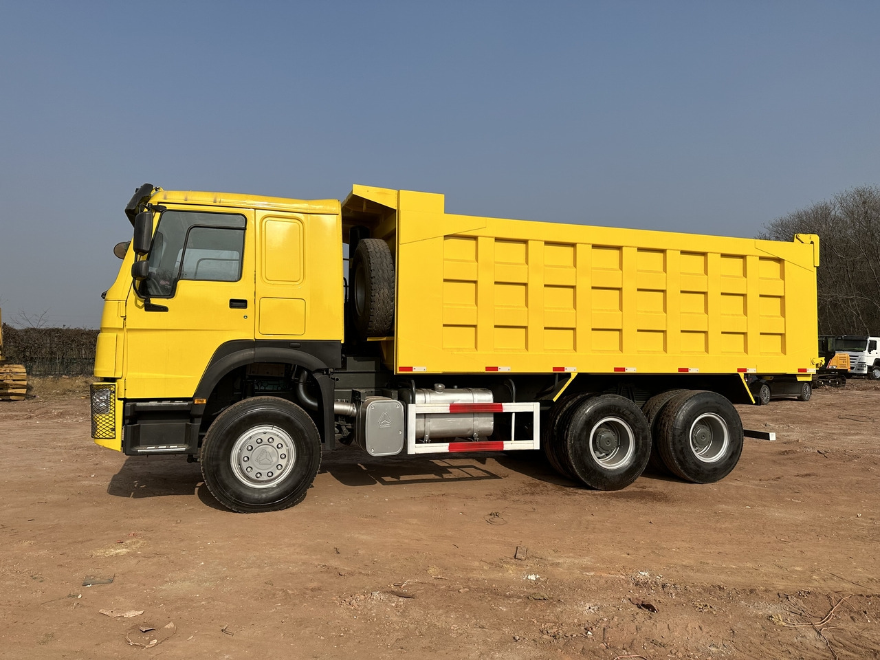 SINOTRUK Howo Dump truck 371 - Camião basculante: foto 4 SINOTRUK Howo Dump truck 371 - Camião basculante: foto 4