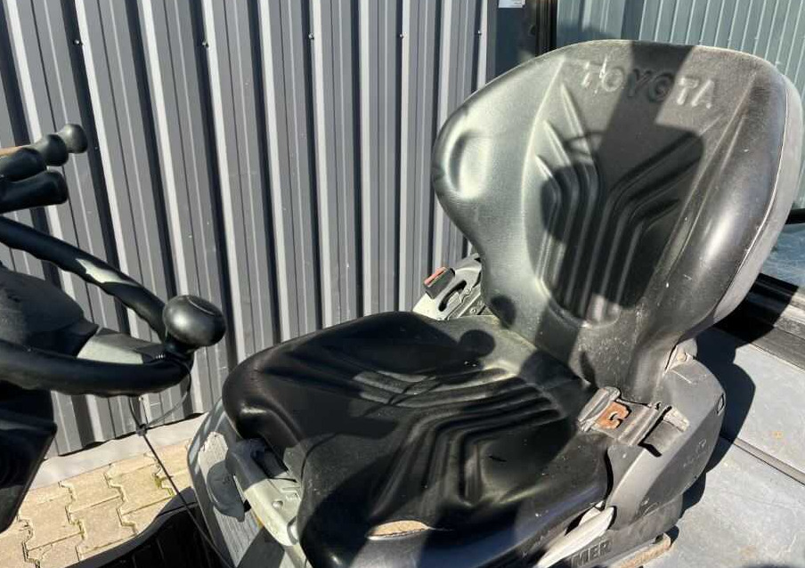 Toyota 8FDF30 - Empilhador a diesel: foto 5 Toyota 8FDF30 - Empilhador a diesel: foto 5