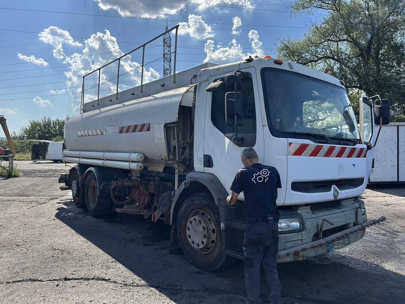 Renault 320 - Camião cisterna: foto 3 Renault 320 - Camião cisterna: foto 3