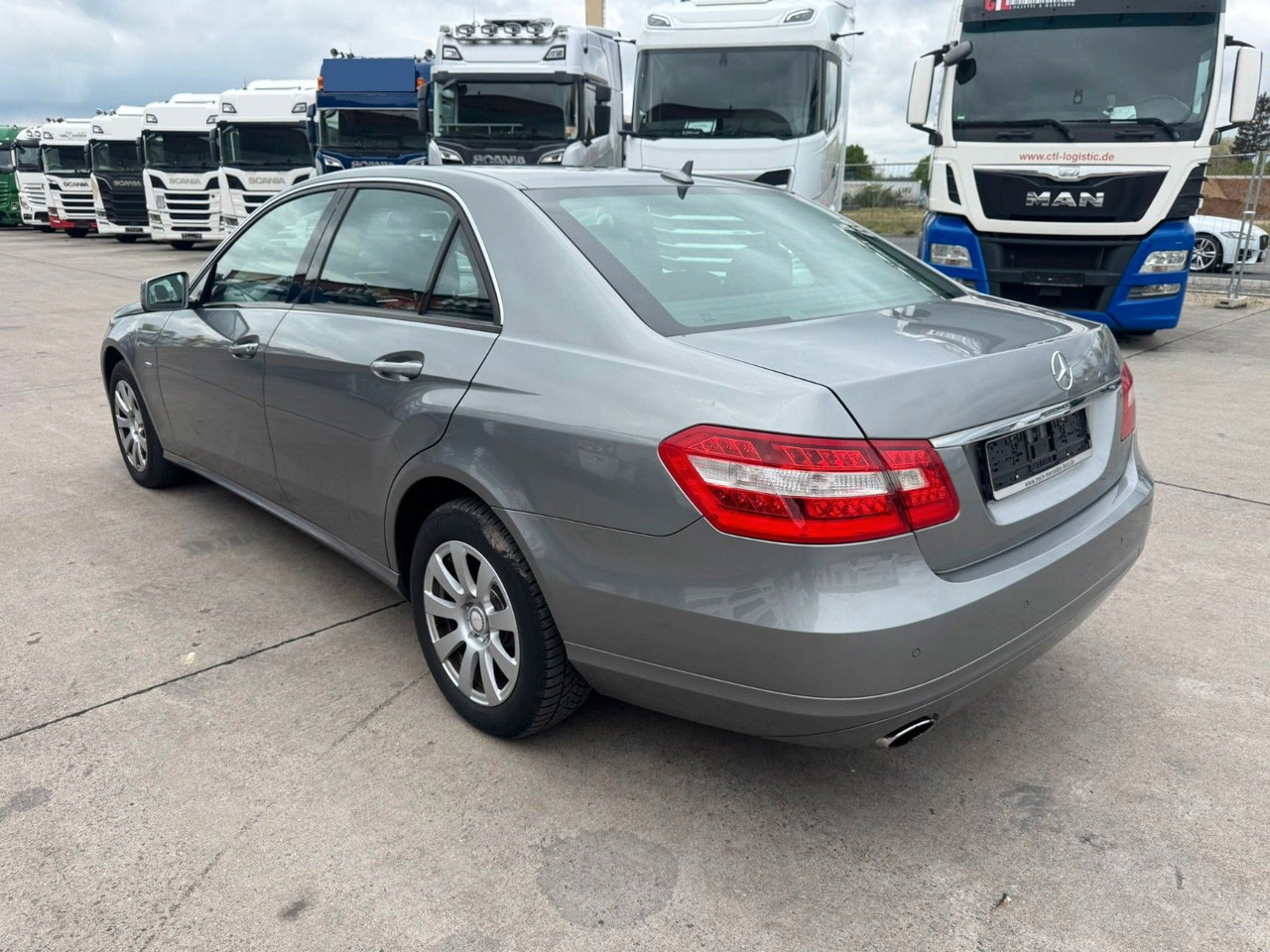 Mercedes-Benz E 200 CGI * PDC VORNE UND HINTEN * 2. HAND * - Sedan: foto 5 Mercedes-Benz E 200 CGI * PDC VORNE UND HINTEN * 2. HAND * - Sedan: foto 5