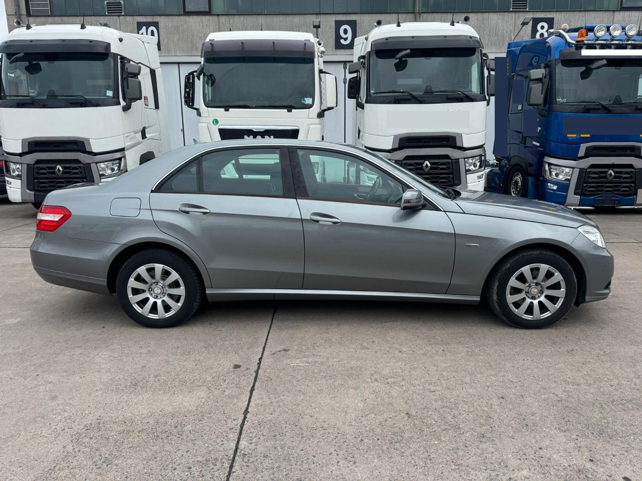 Mercedes-Benz E 200 CGI * PDC VORNE UND HINTEN * 2. HAND * - Sedan: foto 4 Mercedes-Benz E 200 CGI * PDC VORNE UND HINTEN * 2. HAND * - Sedan: foto 4