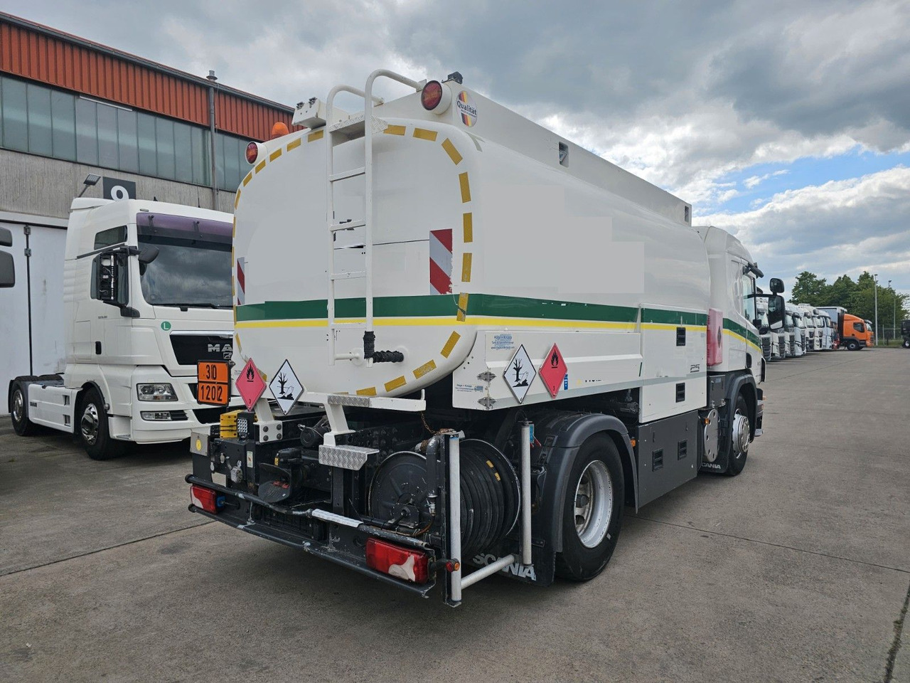 Scania P 360 * OBER/-UNTER * 3 KAMMER * BENZIN * - Camião cisterna: foto 5 Scania P 360 * OBER/-UNTER * 3 KAMMER * BENZIN * - Camião cisterna: foto 5