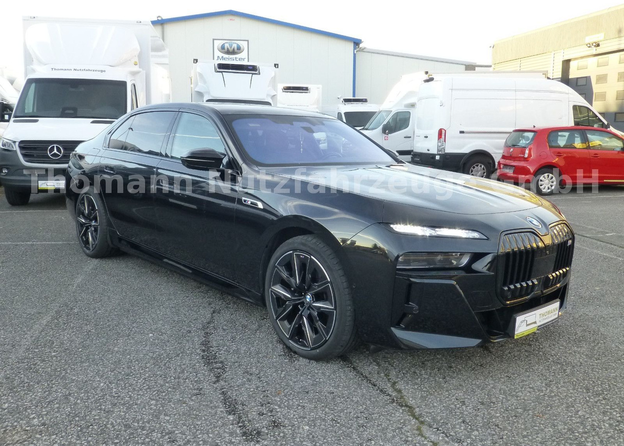 BMW M760 7 M760 e xDrive Cinema Sky Lounge 2x 21 Zol - Sedan: foto 3 BMW M760 7 M760 e xDrive Cinema Sky Lounge 2x 21 Zol - Sedan: foto 3