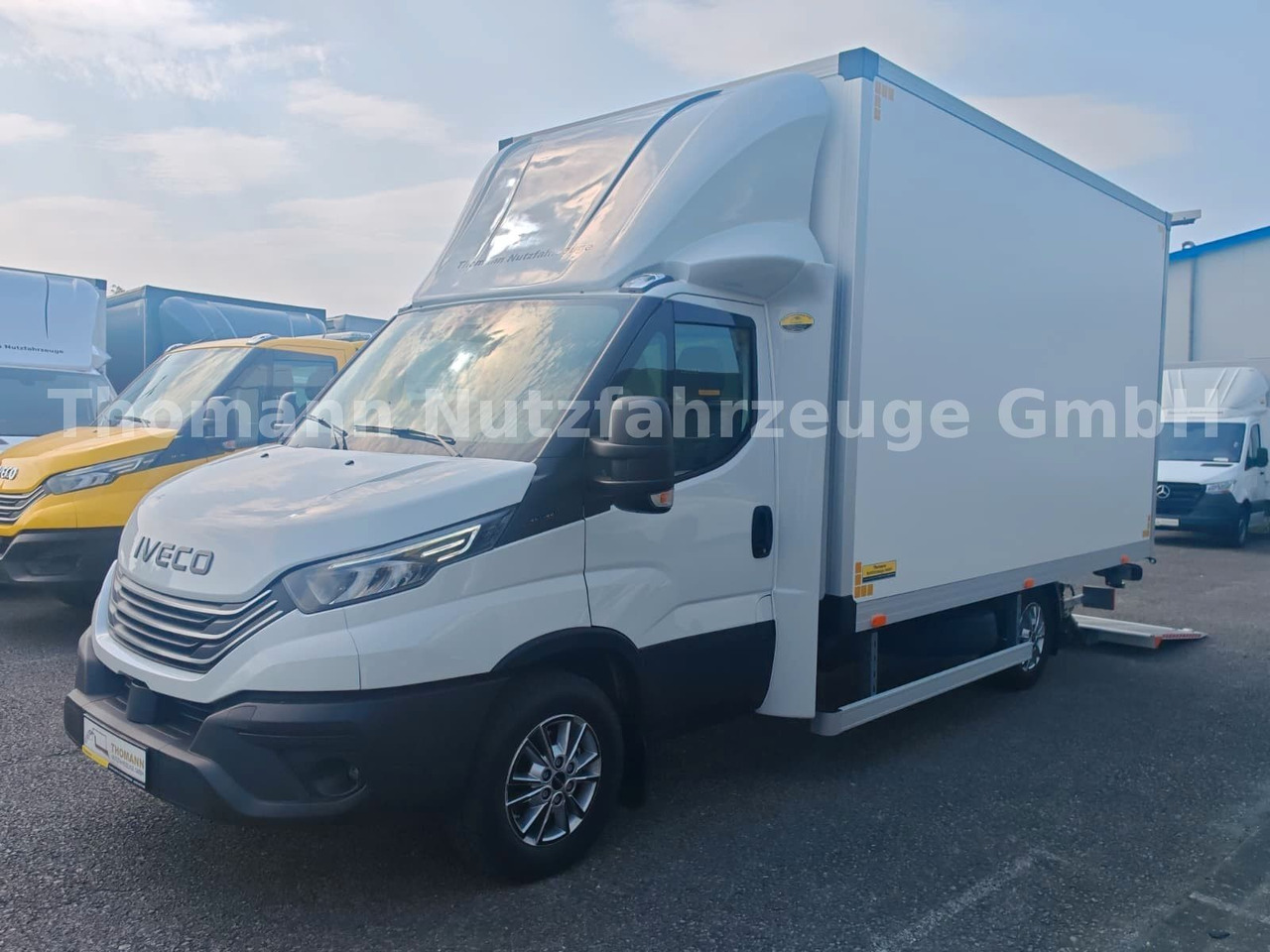 Iveco Daily 35S18 Koffer + LBW Navi/ACC Tempomat - Carrinha de contentor: foto 3 Iveco Daily 35S18 Koffer + LBW Navi/ACC Tempomat - Carrinha de contentor: foto 3