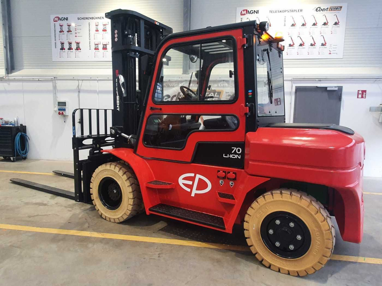 EP Equipment EFL 702 / 7T / Triplex: 5,40m / ZVG - Empilhador elétrico: foto 3 EP Equipment EFL 702 / 7T / Triplex: 5,40m / ZVG - Empilhador elétrico: foto 3