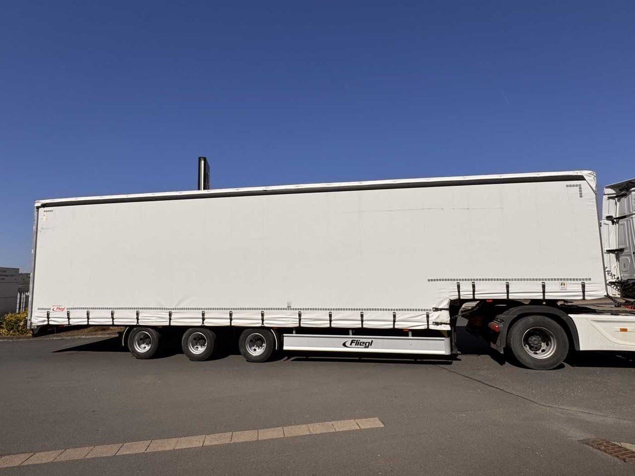 Fliegl SDS 350 Schiebeplane+Verdeck XL SAF 20.900Km - Semi-reboque baixa: foto 3 Fliegl SDS 350 Schiebeplane+Verdeck XL SAF 20.900Km - Semi-reboque baixa: foto 3