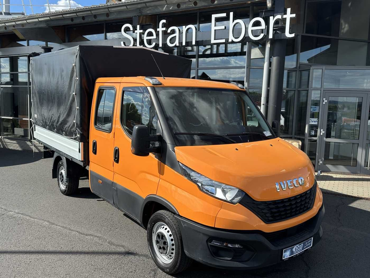 Iveco Daily 35S14 Pritsche+Plane *AHK*Ladekran*7-Sitze - Carrinha de lona: foto 1 Iveco Daily 35S14 Pritsche+Plane *AHK*Ladekran*7-Sitze - Carrinha de lona: foto 1