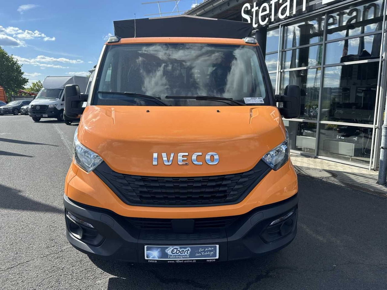 Iveco Daily 35S14 Pritsche+Plane *AHK*Ladekran*7-Sitze - Carrinha de lona: foto 2 Iveco Daily 35S14 Pritsche+Plane *AHK*Ladekran*7-Sitze - Carrinha de lona: foto 2