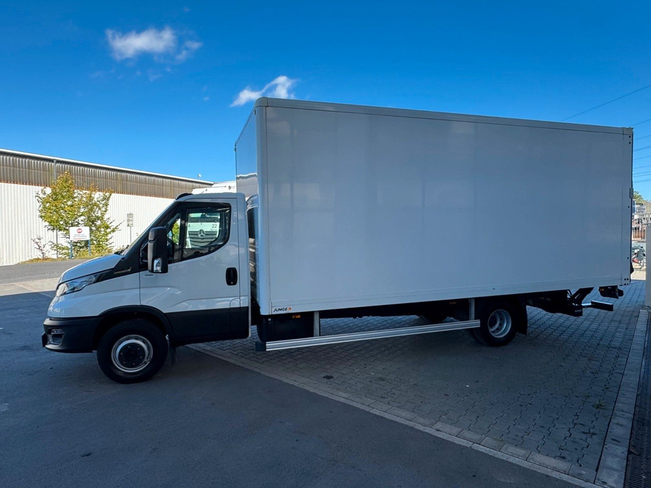 Iveco Daily 70C18 A8 *Koffer*LBW*Automatik* - Carrinha de contentor: foto 4 Iveco Daily 70C18 A8 *Koffer*LBW*Automatik* - Carrinha de contentor: foto 4