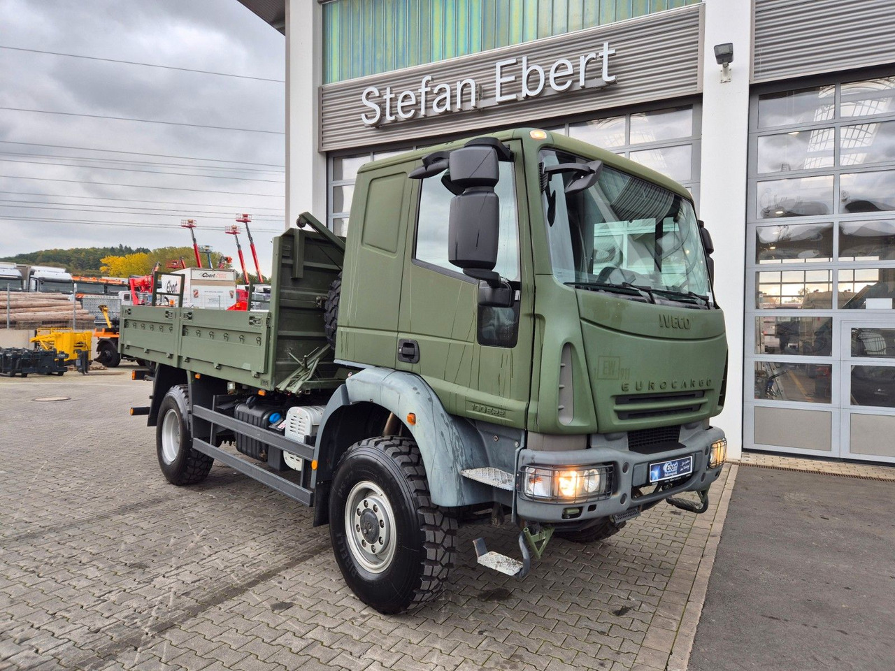 Iveco Eurocargo ML100E22WM-BW 4x4 Pritsche L-Haus Bett - Camião de caixa aberta/ Plataforma: foto 2 Iveco Eurocargo ML100E22WM-BW 4x4 Pritsche L-Haus Bett - Camião de caixa aberta/ Plataforma: foto 2