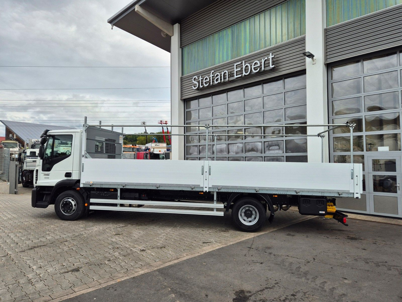 Iveco Eurocargo ML140E28/P Gerüstbau 3 Sitze AHK Klima - Camião de caixa aberta/ Plataforma: foto 5 Iveco Eurocargo ML140E28/P Gerüstbau 3 Sitze AHK Klima - Camião de caixa aberta/ Plataforma: foto 5